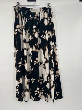 Simply Vera Black and White Leaf Print Maxi Skirt